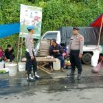 HADIR DI TENGAH MASYARAKAT, POLSEK PESISIR UTARA LAKUKAN PENGATURAN LALU LINTAS DI PASAR CEGAH KEMACETAN