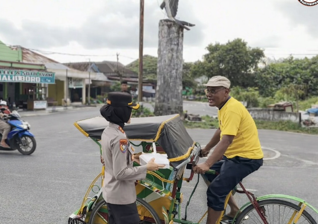 POLWAN POLRES PESISIR BARAT BERBAGI TAKJIL DI BULAN SUCI RAMADAN