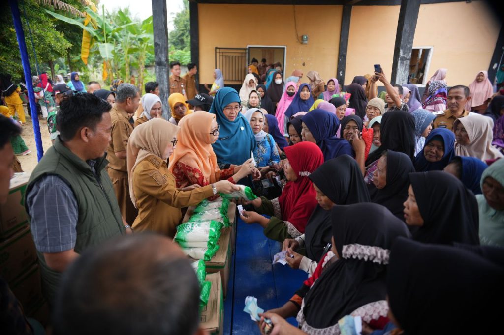 Operasi Pasar Murah Reguler, Bupati Ayu Salurkan Subsidi Komoditas Pokok di Kampung Bumi Mulya