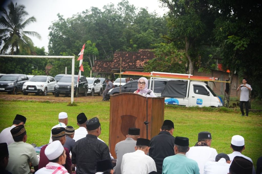 Bupati Way Kanan Sholat Idul Fitri di Lapangan Braja Sakti Kampung Kalipapan
