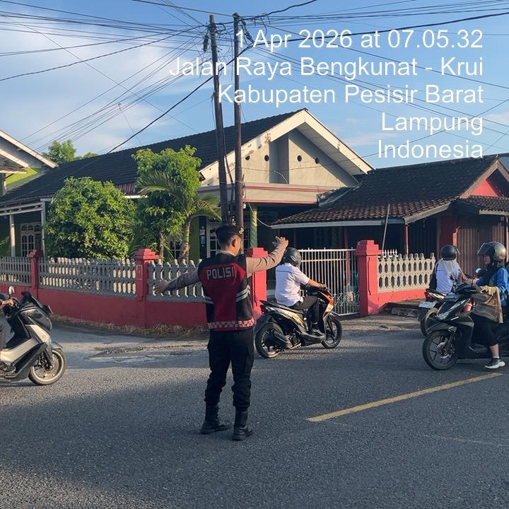 CEGAH KEMACETAN, SAT SAMAPTA POLRES PESISIR BARAT LAKUKAN PENGATURAN DI SEJUMLAH TITIK RAWAN