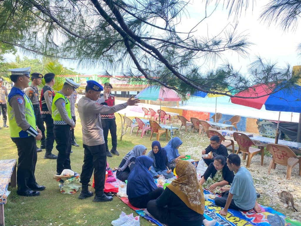 POLRES PESISIR BARAT BERIKAN RASA AMAN MELALUI PATROLI OBJEK WISATA DI PANTAI LABUHAN JUKUNG