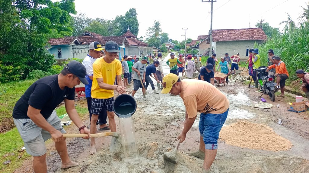 Apresiasi Warga Desa Taman Negeri Penuh Semangat Gotongroyong Lakukan Pengecoran Jalan Yang Rusak