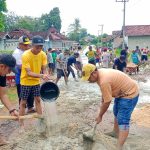 Apresiasi Warga Desa Taman Negeri Penuh Semangat Gotongroyong Lakukan Pengecoran Jalan Yang Rusak