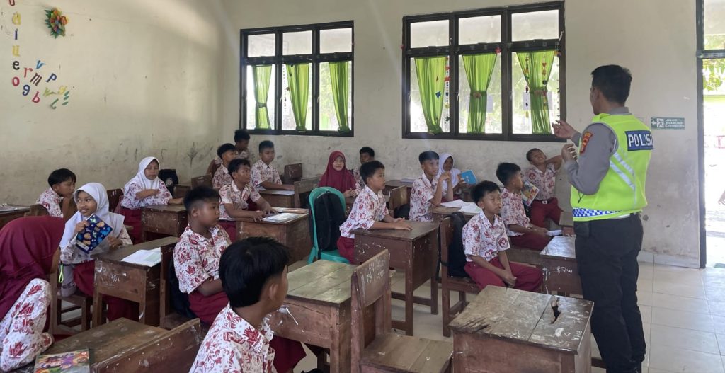 UNIT KAMSEL SATLANTAS POLRES PESISIR BARAT GELAR “GO TO SCHOOL” DI SDN 08 KRUI