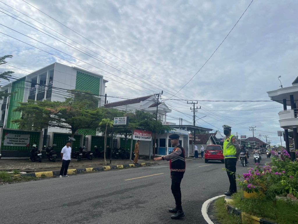 KOLABORASI SATLANTAS DAN SAT SAMAPTA POLRES PESISIR BARAT DALAM PENGAMANAN JAM RAWAN PAGI