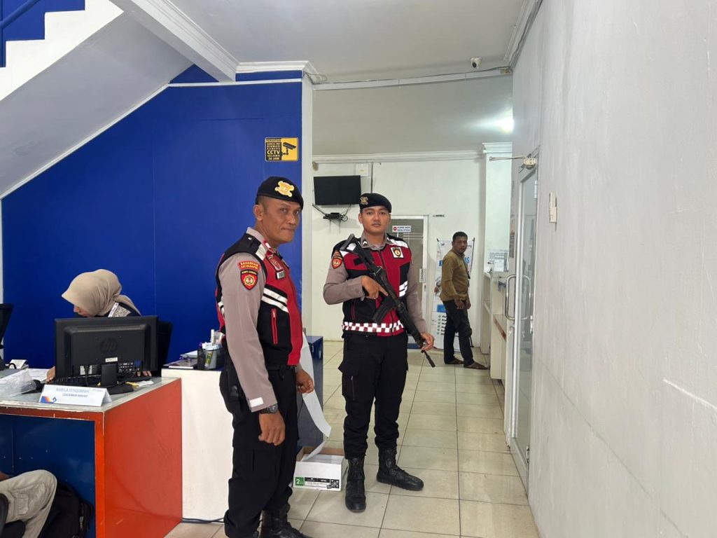 SAT SAMAPTA POLRES PESISIR BARAT LAKSANAKAN PENGAMANAN OBJEK VITAL DI BANK LAMPUNG KCP KRUI