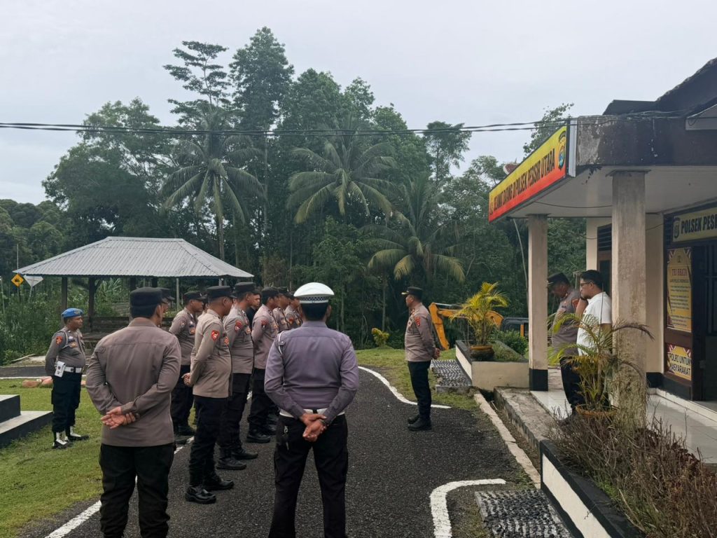 CEK KESIAPAN PERSONEL, WAKAPOLRES PESISIR BARAT PIMPIN APEL PAGI DI MAPOLSEK PESISIR UTARA