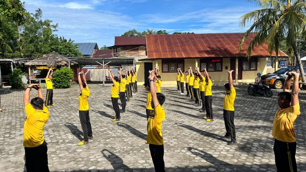JAGA KEBUGARAN DAN PERKUAT SOLIDITAS, PERSONEL POLRES PESISIR BARAT GELAR OLAHRAGA BERSAMA