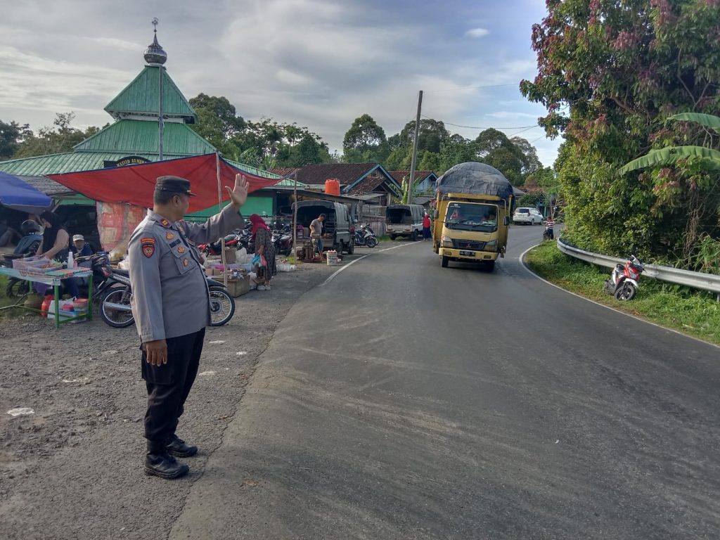 POLSEK PESISIR UTARA GELAR PENGAMANAN DI PASAR PEKON KERBANG LANGGAR