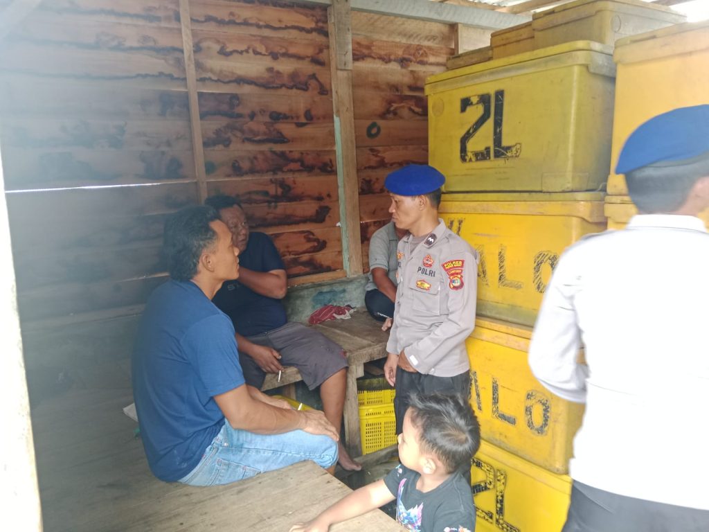 SATPOLAIRUD POLRES PESISIR BARAT BERI IMBAUAN KEPADA PENGEPUL IKAN