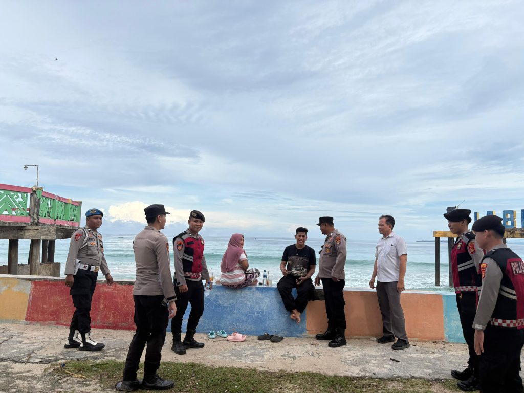 POLRES PESISIR BARAT GELAR PATROLI KRYD DI OBJEK WISATA PANTAI LABUHAN JUKUNG