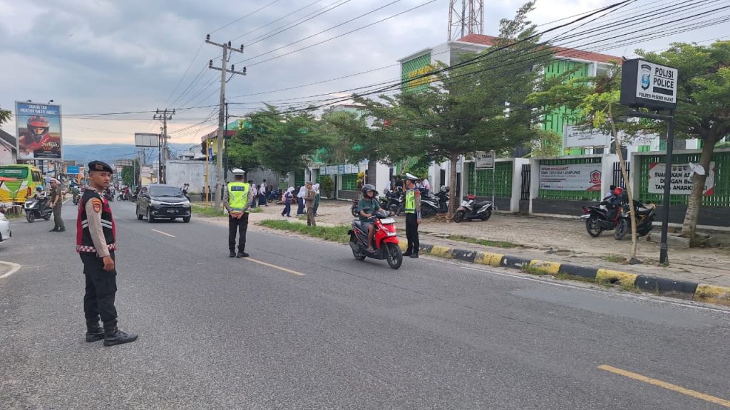 JAGA KELANCARAN LALU LINTAS, SAT SAMAPTA POLRES PESISIR BARAT INTENSIFKAN PAM RAWAN PAGI