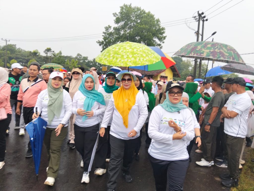 Bupati Ela Siti Nuryamah Ajak Masyarakat Jalan Sehat HUT ke-27 Lampung Timur