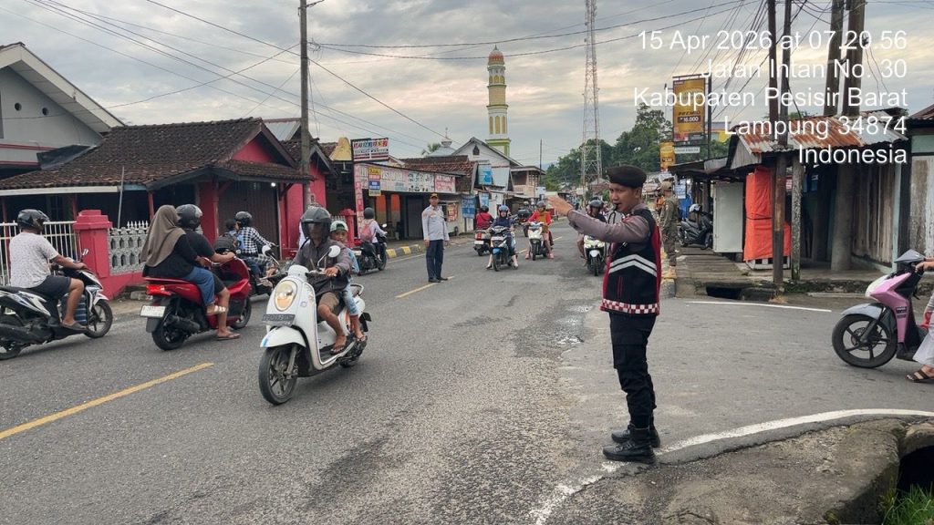 ANTISIPASI KEPADATAN KENDARAAN PAGI HARI, SAT SAMAPTA POLRES PESISIR BARAT HADIR LAKUKAN PENGATURAN LALU LINTAS