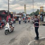 ANTISIPASI KEPADATAN KENDARAAN PAGI HARI, SAT SAMAPTA POLRES PESISIR BARAT HADIR LAKUKAN PENGATURAN LALU LINTAS 