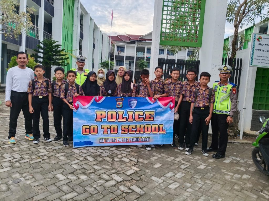 SATLANTAS POLRES PESISIR BARAT BERIKAN EDUKASI PELAJAR MELALUI PROGRAM POLICE GO TO SCHOOL