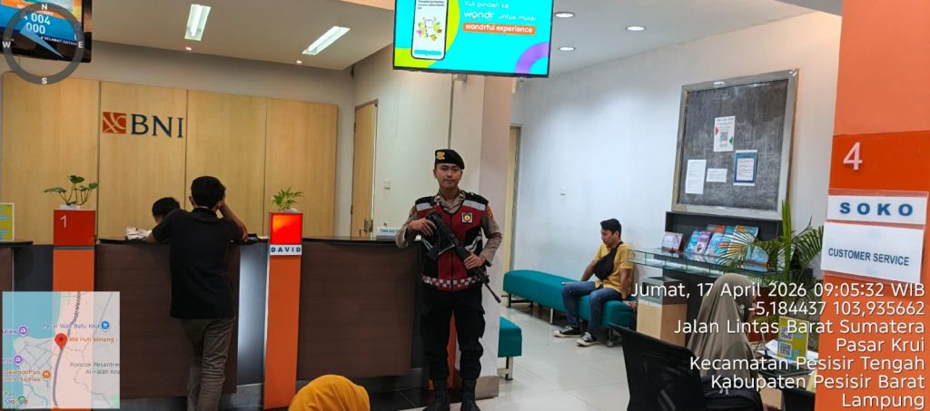 CEGAH GANGGUAN KEAMANAN, POLRES PESISIR BARAT AMANKAN AKTIVITAS DI BANK BNI KRUI