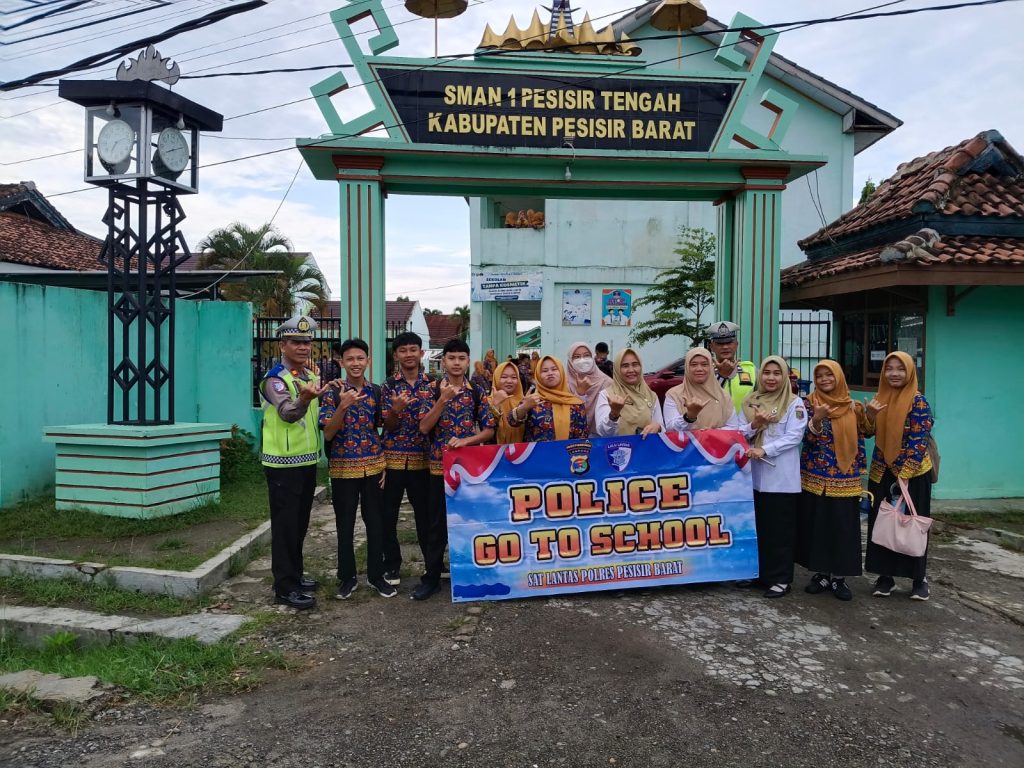 SATLANTAS POLRES PESISIR BARAT GO TO SCHOOL