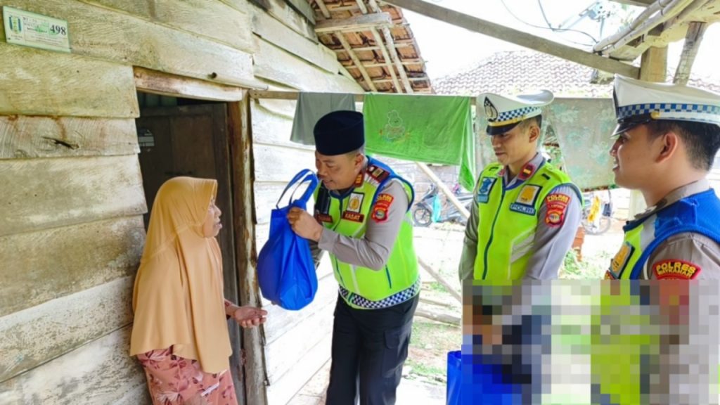 Sat Lantas Polres Way Kanan Membagikan Sembako Sebagai Program Jum’at Berkah