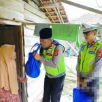 Sat Lantas Polres Way Kanan Membagikan Sembako Sebagai Program Jum’at Berkah