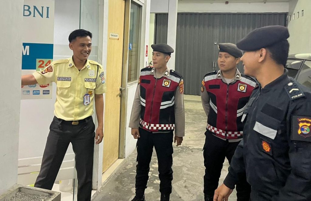 PERKETAT KEAMANAN, SAT SAMAPTA POLRES PESISIR BARAT PATROLI PERBANKAN DAN KANTOR PEMERINTAH