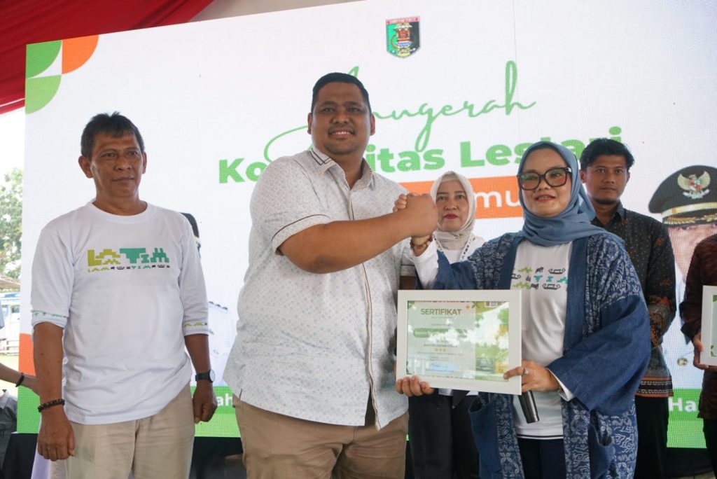 Bapenda Lamtim Raih Sertifikat Komunitas Lestari Lampung Timur 2026