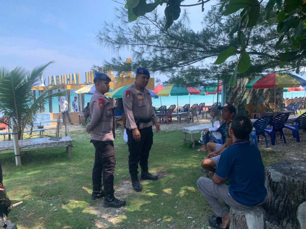SATPOLAIRUD POLRES PESISIR BARAT BERIKAN IMBAUAN KEPADA PENGUNJUNG PANTAI LABUHAN JUKUNG