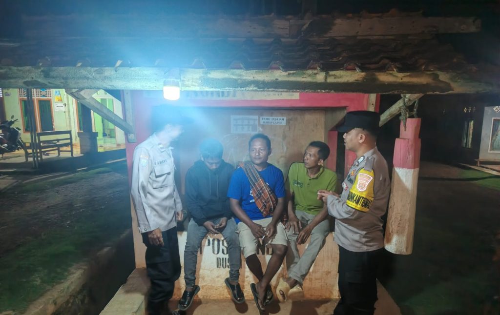 Tingkatkan Kamtibmas, Polisi Rebang Tangkas Sambangi Warga di Pos Ronda