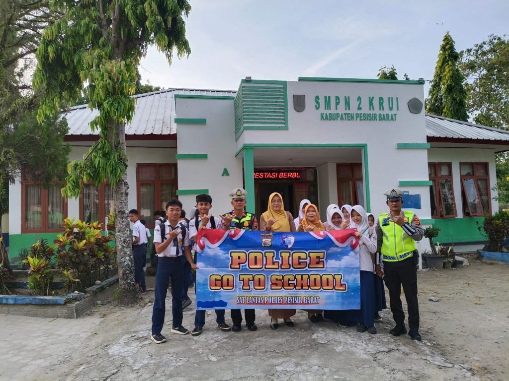 TANAMKAN KESADARAN BERKENDARA, SATLANTAS POLRES PESISIR BARAT BERIKAN EDUKASI DI SMPN 2 KRUI