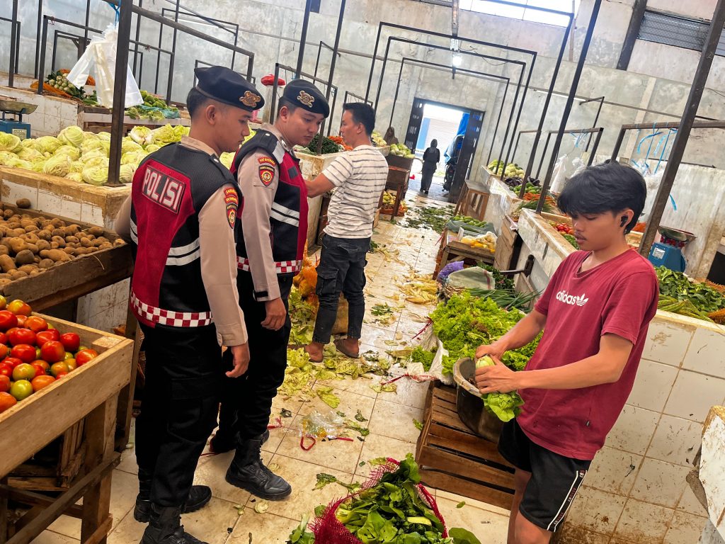 CIPTAKAN RASA AMAN KEPADA MASYARAKAT, SAT SAMAPTA POLRES PESISIR BARAT GELAR PATROLI DI PUSAT PERBELANJAAN 