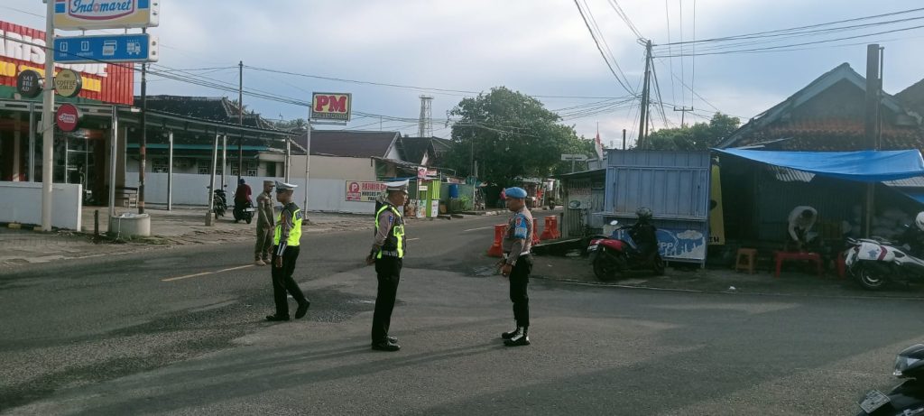 ANTISIPASI TERJADINYA KEPADATAN kendaraan satlantas gelar pam rawan PAGI DI BERAPA TITIK RAWAN 