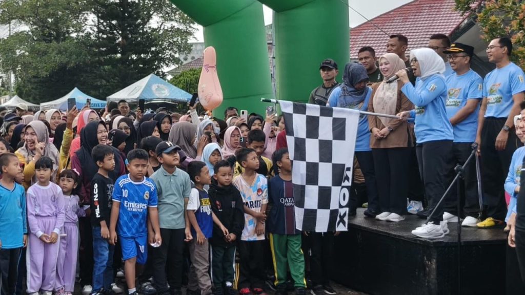 Rayakan HUT ke-27 Kabupaten Way Kanan, Wakapolres Way Kanan dan Anggota Ikuti Jalan Sehat