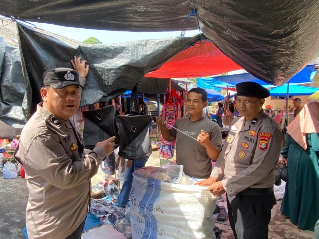 CIPTAKAN RASA AMAN POLSEK PESISIR UTARA BERI HIMBAUAN KAMTIBMAS DI PUSAT PERBELANJAAN 