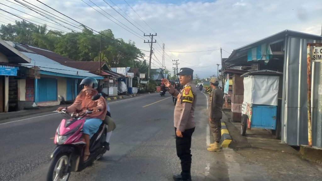 HADIR DI TENGAH MASYARAKAT, PERSONEL POLSEK PESISIR TENGAH LAKSANAKAN PAM RAWAN PAGI