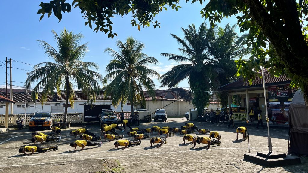 JAGA KEBUGARAN, PERSONEL POLRES PESISIR BARAT GELAR OLAHRAGA BERSAMA