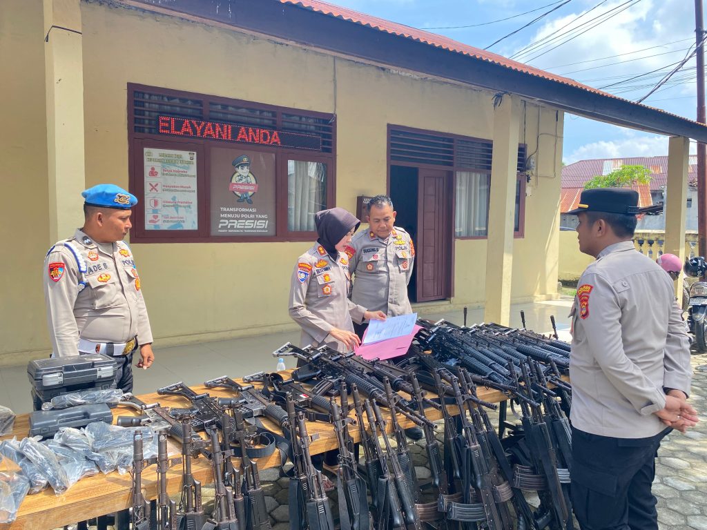 KAPOLRES PESISIR BARAT LAKSANAKAN PENGECEKAN SENJATA API PERSONEL DAN GUDANG LOGISTIK