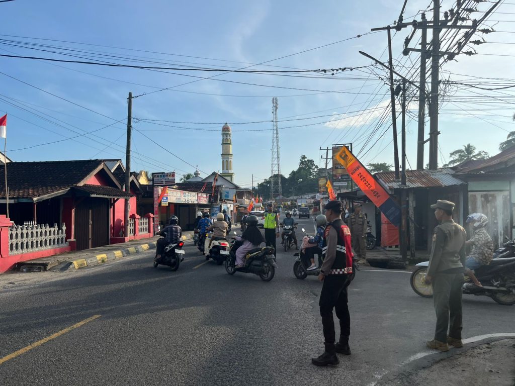 BERIKAN PELAYANAN KEPADA MASYARAKAT, KOLABORASI SATLANTAS DAN SAT SAMAPTA POLRES PESISIR BARAT LAKSANAKAN PAM RAWAN PAGI