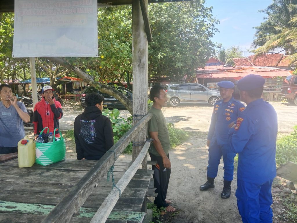 SATPOLAIRUD POLRES PESISIR BARAT BERIKAN IMBAUAN KESELAMATAN Kepada NELAYAN Di LABUHAN JUKUNG