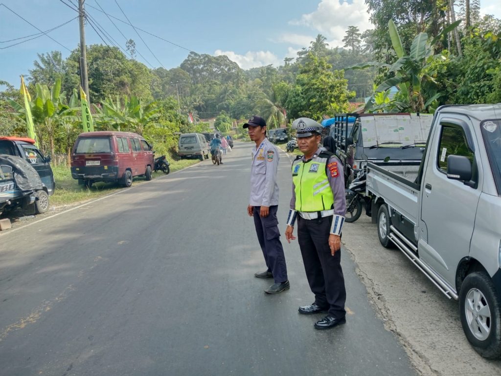 POLSEK PESISIR UTARA LAKSANAKAN PENGAMANAN AKTIVITAS MASYARAKAT DI PASAR LEMONG
