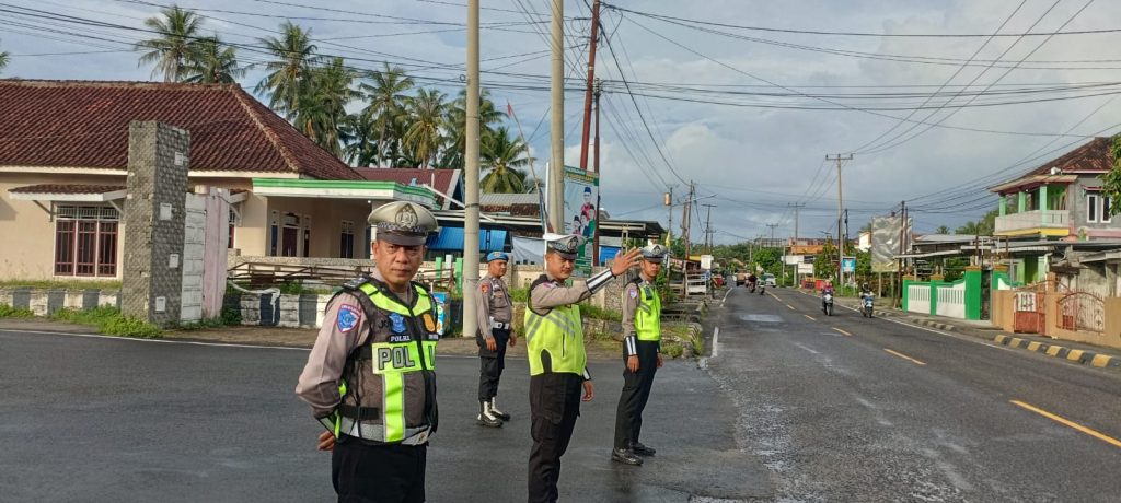 Dukung kelancaran aktivitas masyarakat pagi hari satlantas gelar pengaturan di berapa titik rawan