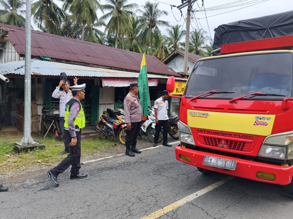 polsek pesisir utara hadir lakukan pengaturan lalu lintas di pasar cegah kemacetan 