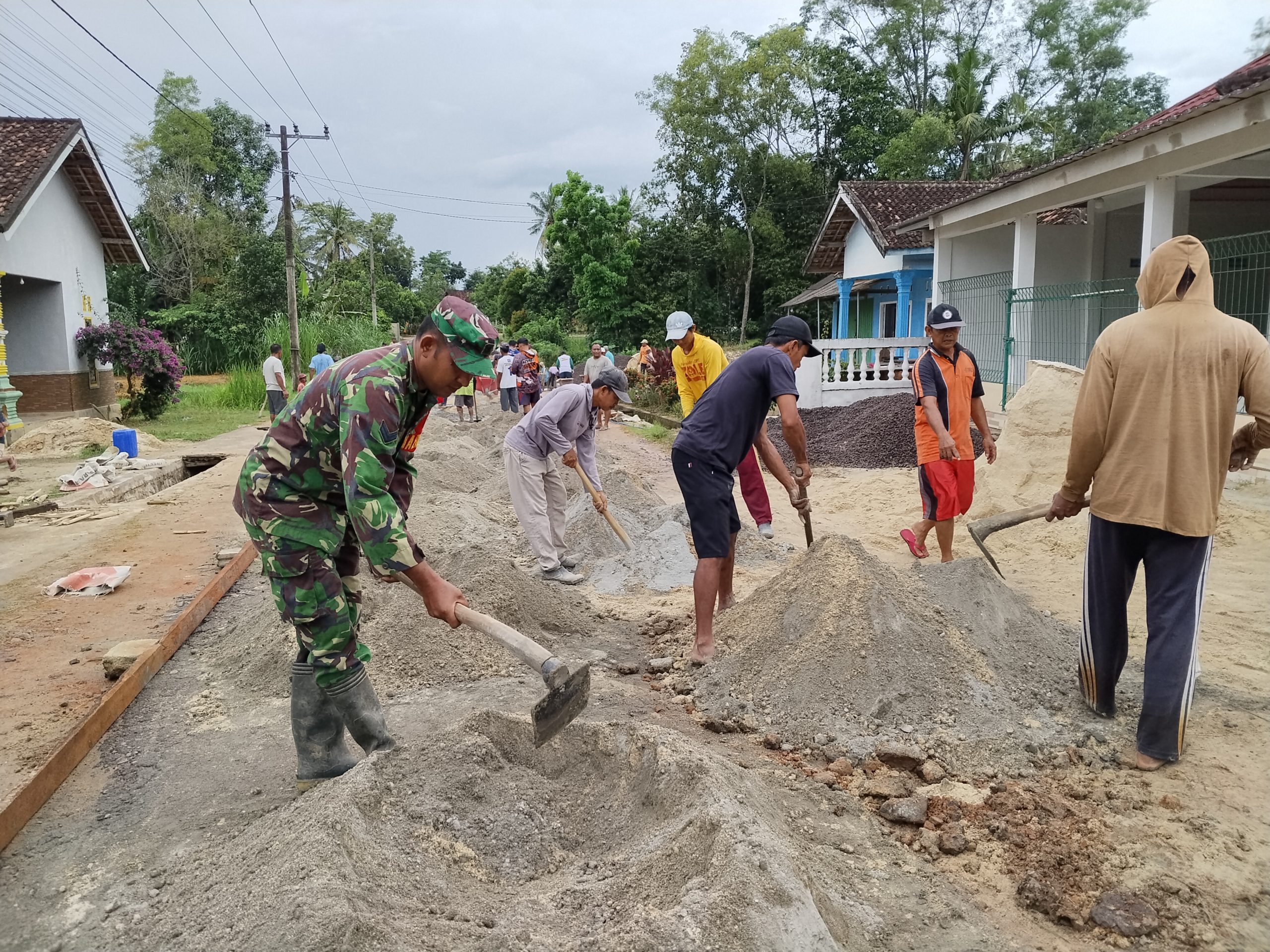 Foto, Babinsa Koramil Way Bungur