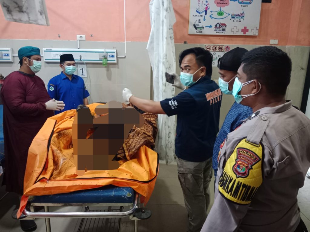 POLRES PESISIR BARAT GERAK CEPAT MEMBANTU PADAMKAN API DAN EVAKUASI SATU KORBAN KEBAKARAN RUMAH