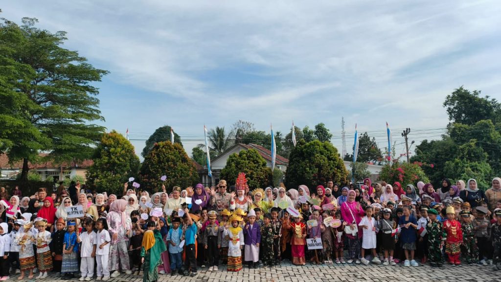 Peringati Hari Kartini, Bupati Ayu Lepas Peserta Karnaval Budaya Anak Anak PAUD