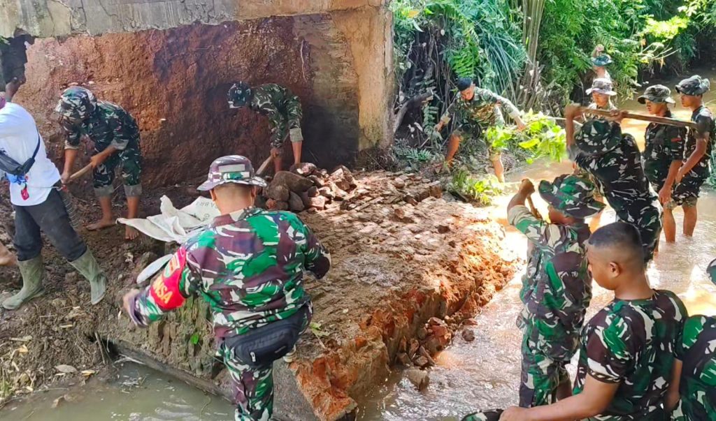 Karya Bakti TNI Bersama Warga, Percepat Pemulihan Infastruktur di Kampung Ramsai