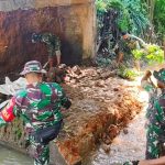 Karya Bakti TNI Bersama Warga, Percepat Pemulihan Infastruktur di Kampung Ramsai