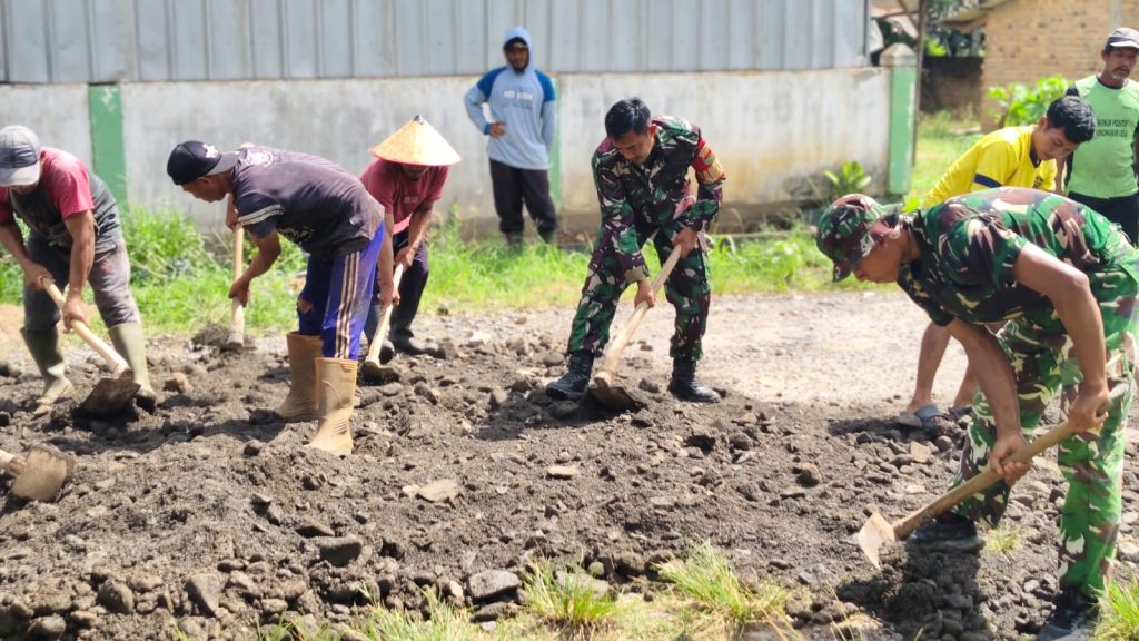 Gotong Royong TNI dan Warga Perbaiki Jalan Ramsai, Tingkatkan Akses dan Keselamatan
