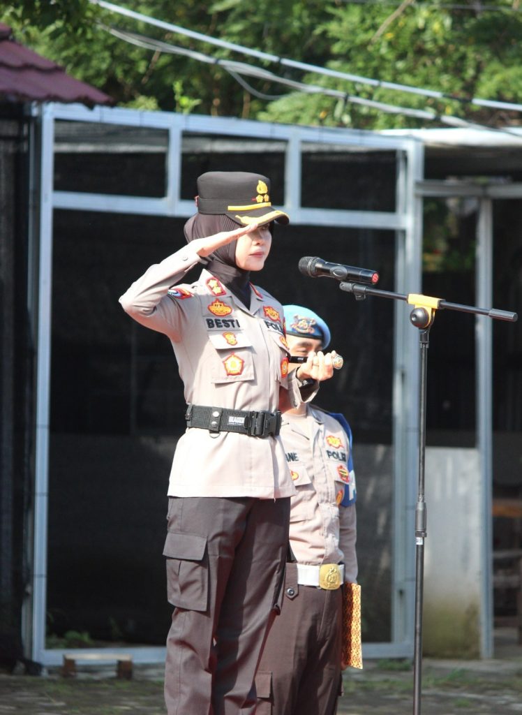 KAPOLRES PESISIR BARAT AKBP BESTIANA, S.I.K., M.M., MEMIMPIN APEL SIAGA 1 MAY DAY