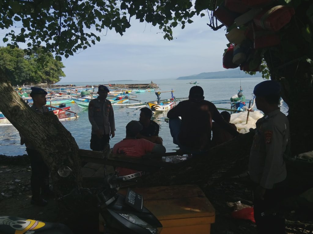 CEGAH LAKA LAUT, SAT POLAIRUD POLRES PESISIR BARAT BERIKAN IMBAUAN KESELAMATAN KEPADA NELAYAN